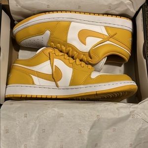 Nike Jordan 1 lows pollen yellow size Nine Brand New